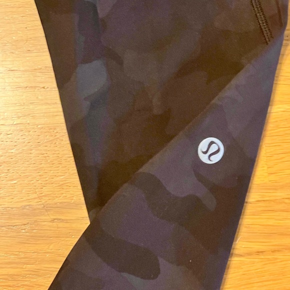 EUC Lululemon ‘Base Pace’ Camo Leggings 25 inseam, Size 4 - Picture 3 of 8